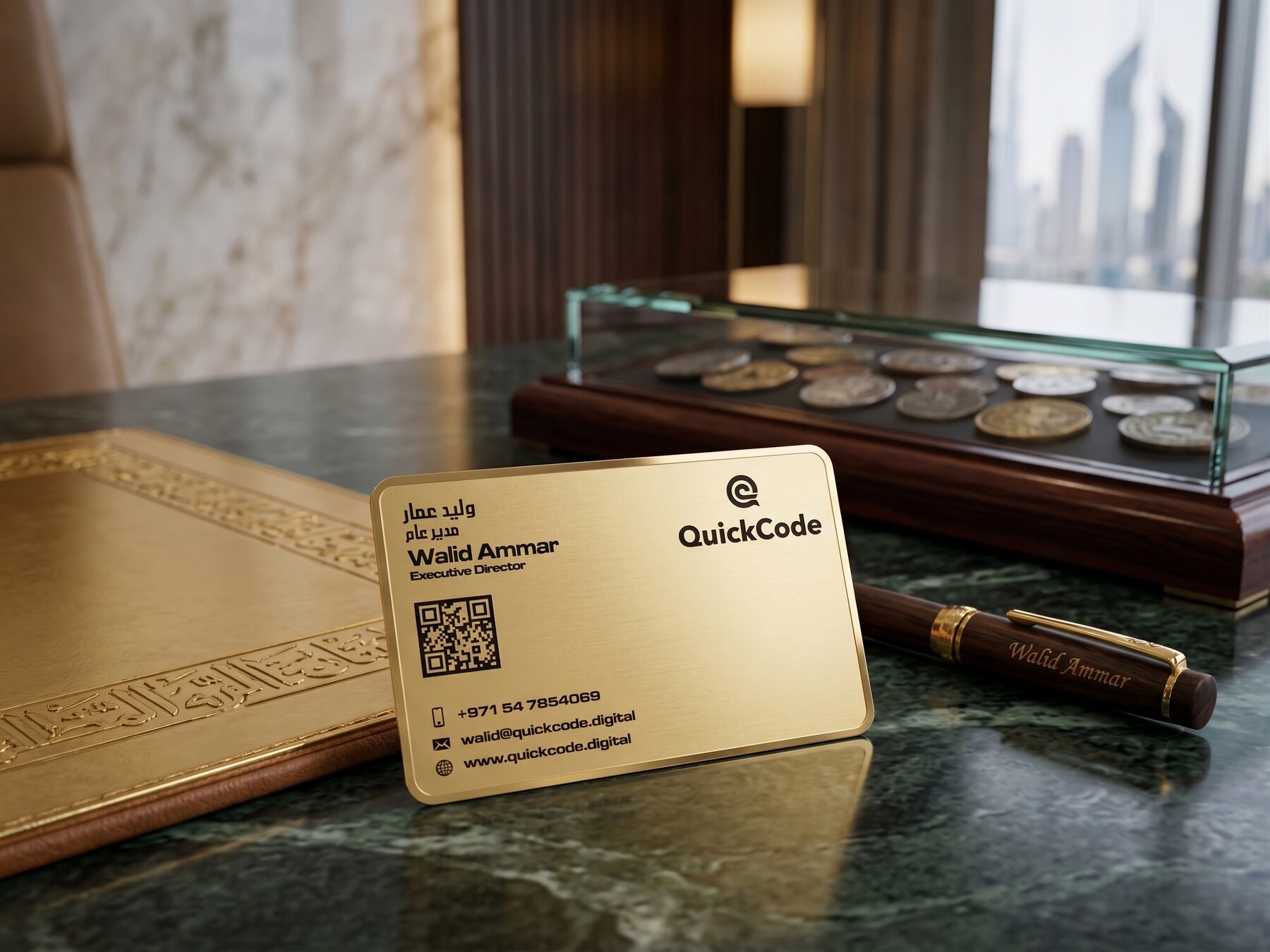 بطاقة VIP مطلية بالذهب على مكتب رخامي فاخر مع صندوق عملات وأفق دبي في الخلفية